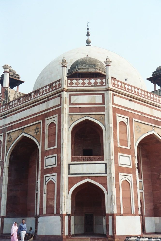 As in the Jami Masjid, the structure incorporates red sandstone and white marble. Here, a chamfered corner.