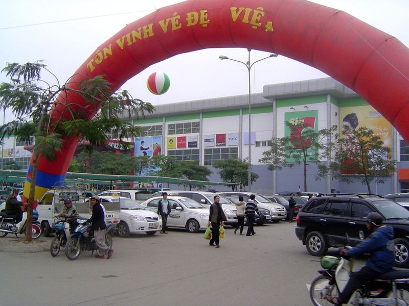 Here, on Tran Duy Hun, we've come to a Bangkok-owned hypermart. The inflated tube says with a straight face, "Honoring the Beauty of Vietnam