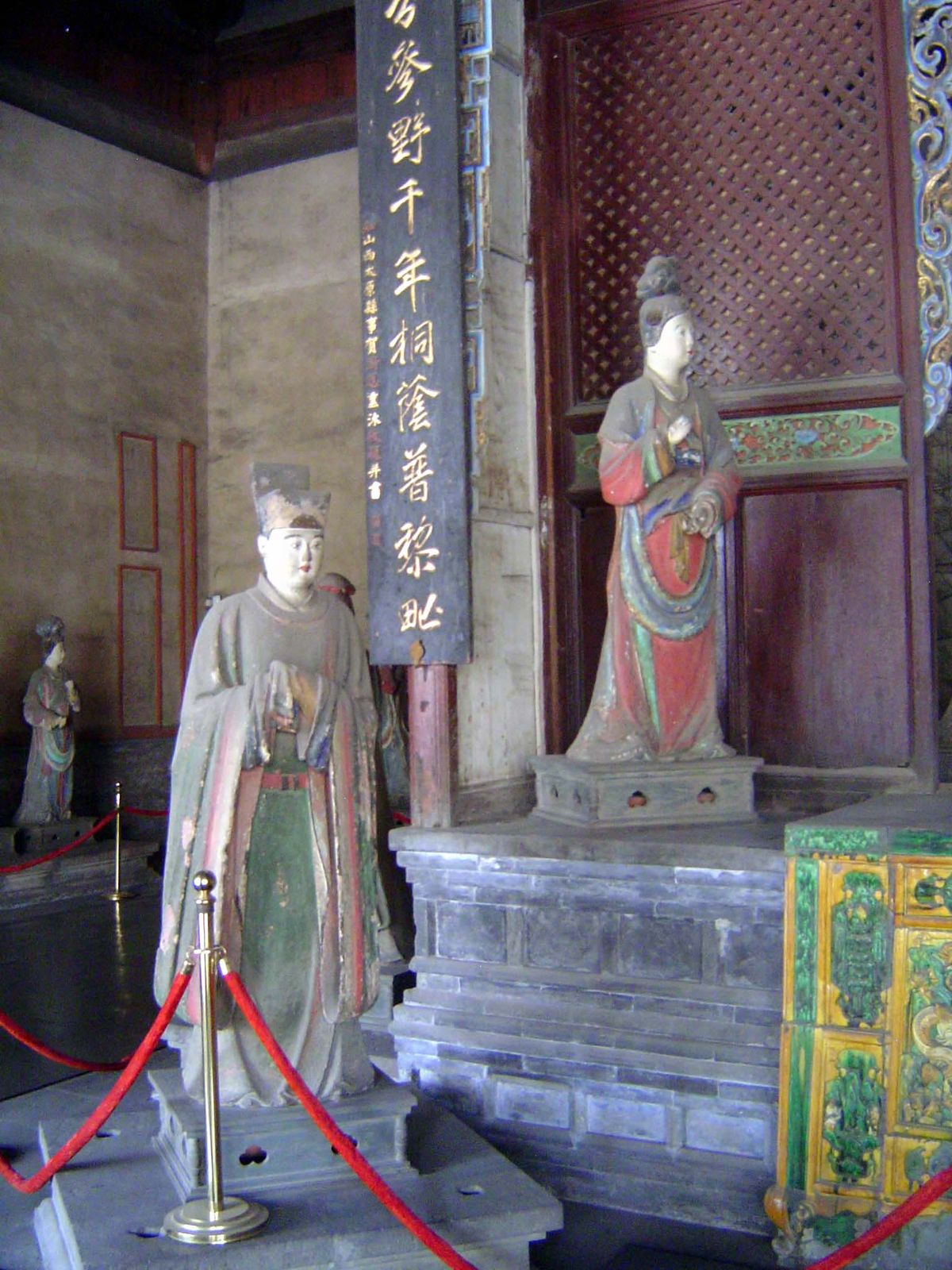 The figure on the right is Ming; that on the left, Song.