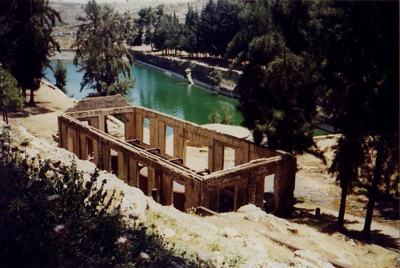 A Roman temple? Not quite: it's the shell of the British pumping station built about 1920 between the top two pools. For pictures of the rus