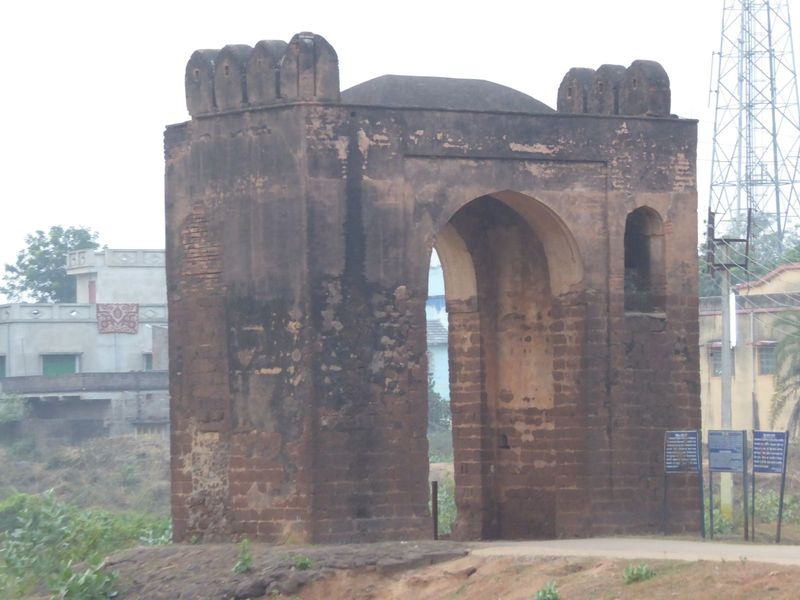 We'll come back to those curves very soon, because they are the most distinctive part of the town's temples. First, though, a little crash c