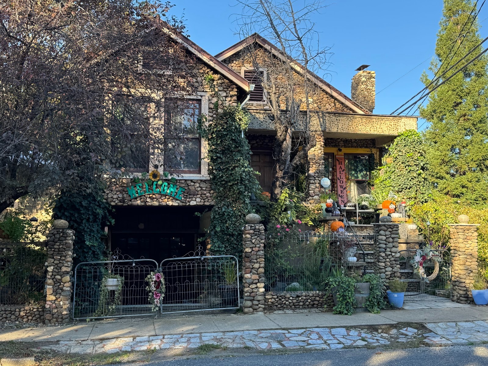 There are some nice old houses.