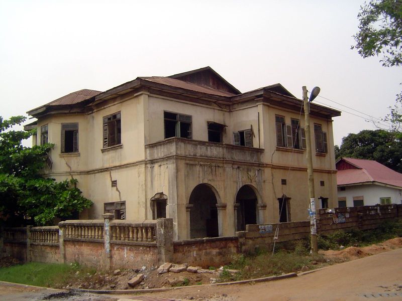 What was good enough for officials was good enough for private homeowners. The neighborhood of Adabraka, close to the ridge, was settled abo
