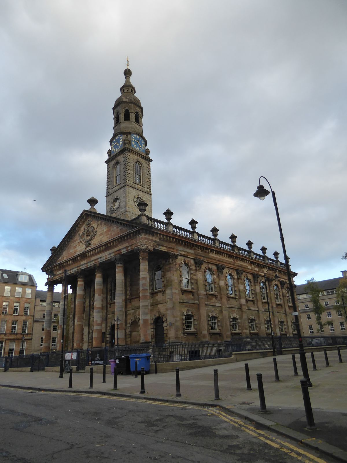 Reminiscent of London's St-Martin's-in-the-Fields, the church displays, in Williamson's words, "the taste and affluence of her that is, Glas