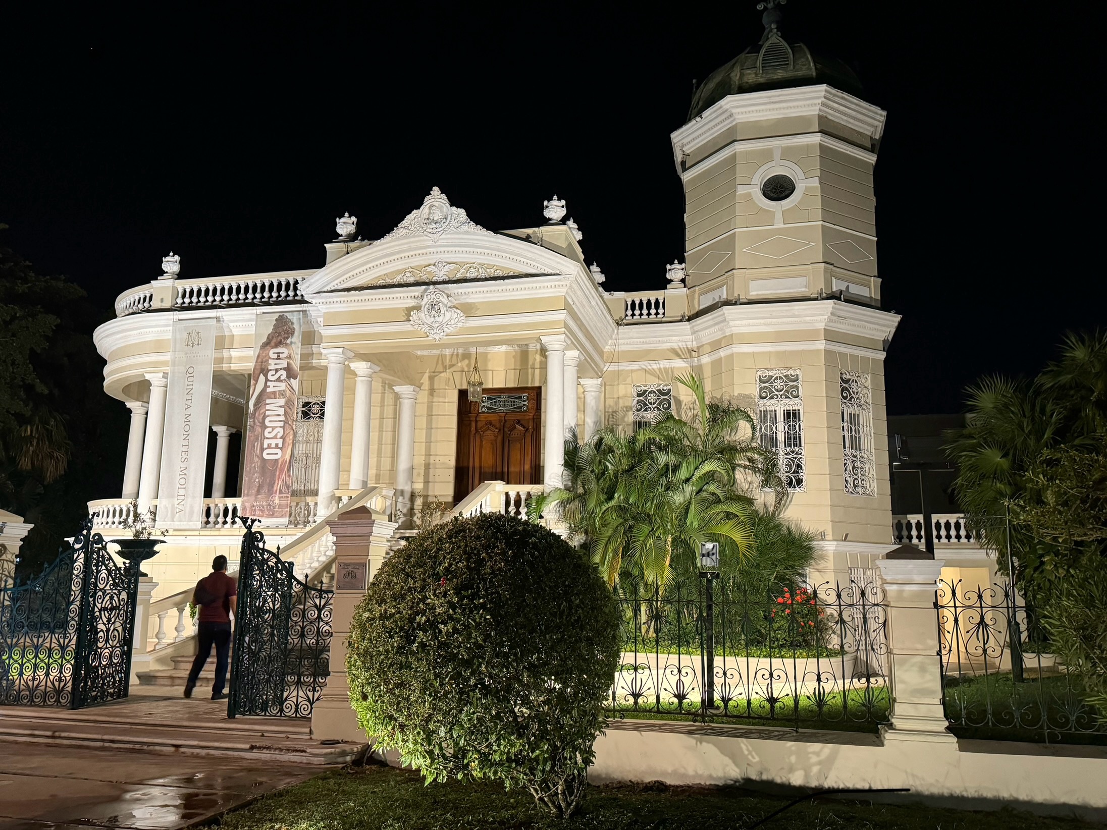 Close to Starbucks and still on the paseo, here's the Quinta Montes Molina.  Calling this place a quinta, or country house, is like calling