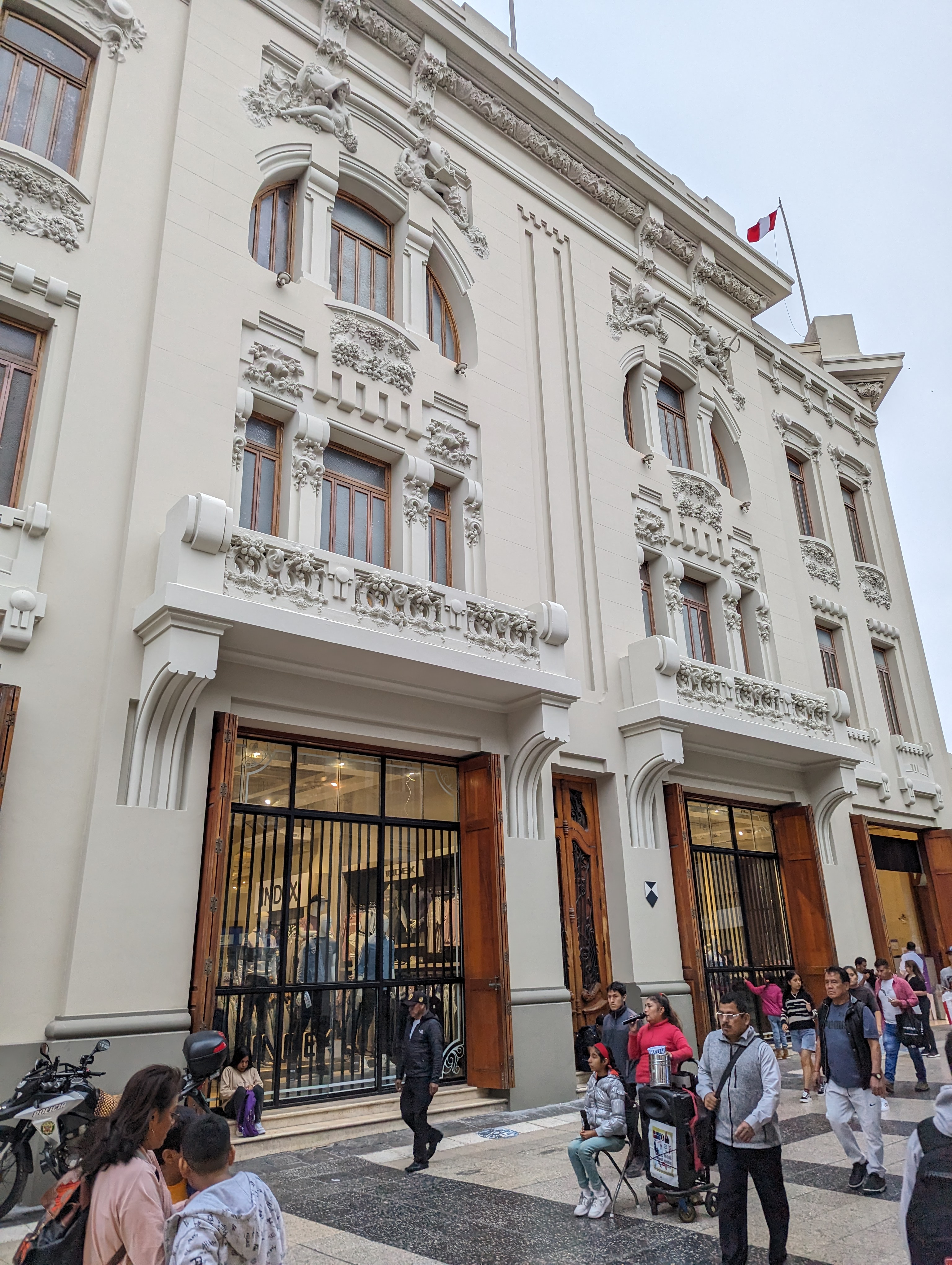 A Chilean department store, Ripley, on the same Jir n de la Uni n.