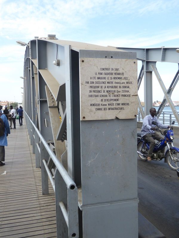 The first Faidherbe bridge—six spans, 570 meters—was almost completely replaced with new beams and decking in 1933, and it was then entirely