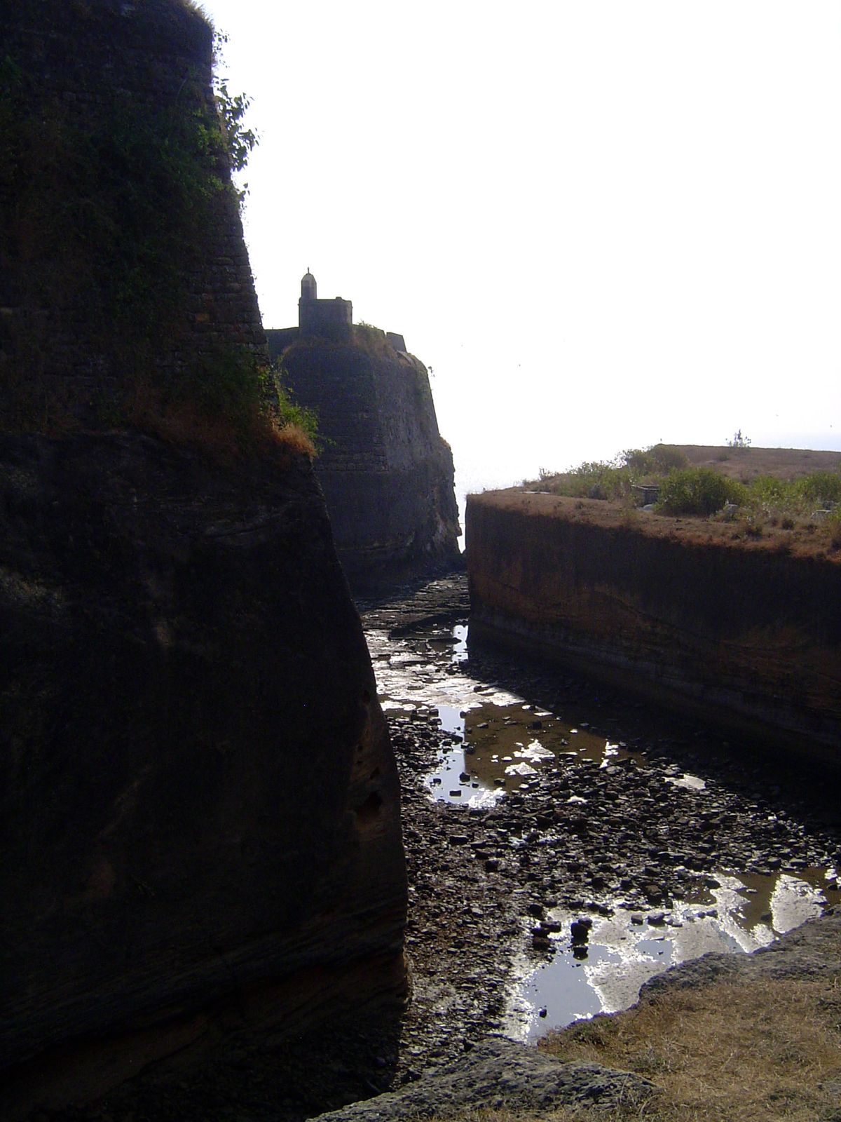 The moat winds around to the sea. Ralph Fitch wrote in the 1580s that Diu was "fortified by an high Stone Wall with Bastions at convenient D