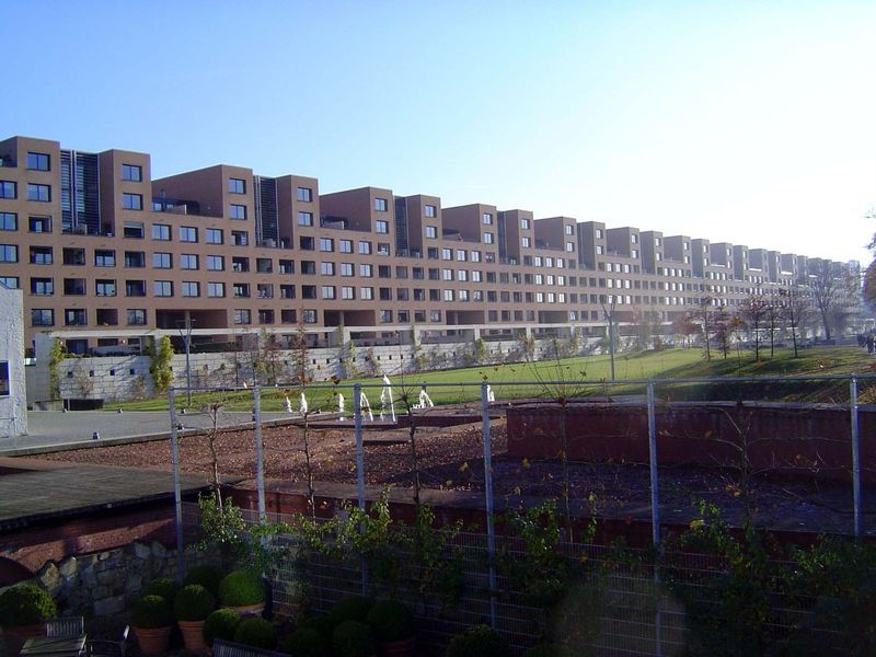 The scale of the development is suggested best by the Stoa, which runs along the riverside for almost 1,000 feet; the design of the building