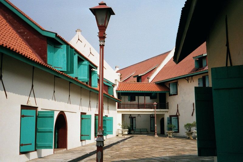The warehouse is part of a complex built in 1652 and now housing a maritime museum, the Museum Bahari.