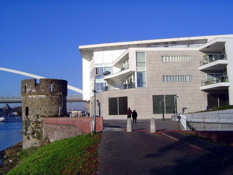 Near the abutment are the strikingly modern Meuse Apartments, with six units. Upstream: the Maas Point Tower, or Maaspunttoren.