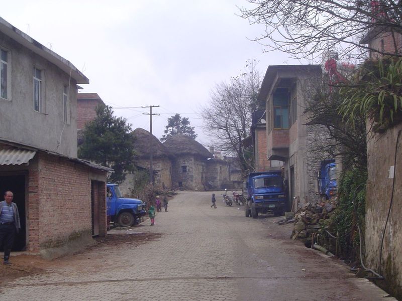 One traditional village is said to survive. It's Azheke, with characteristic "mushroom" houses. To get to it we go along a main road linking