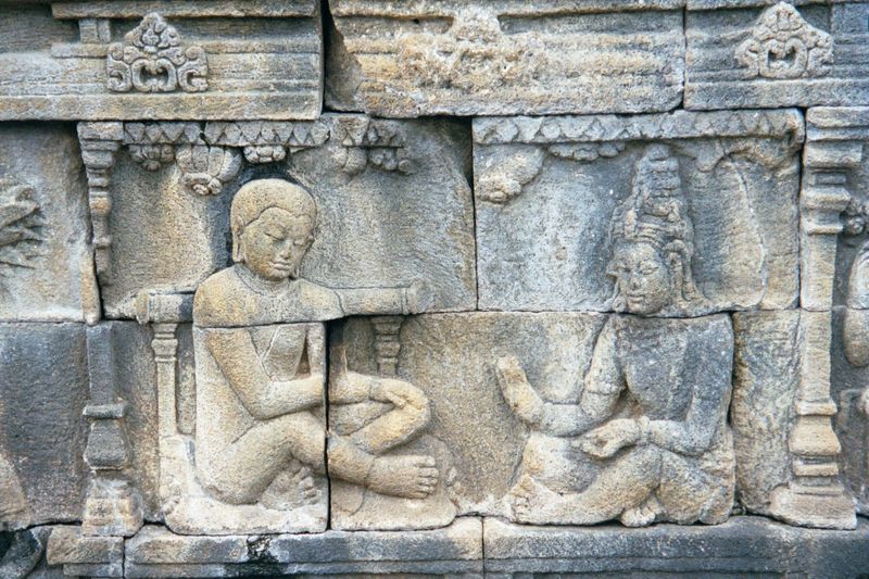 Bimbisara tries but fails to persuade Rudrayana to become king again.