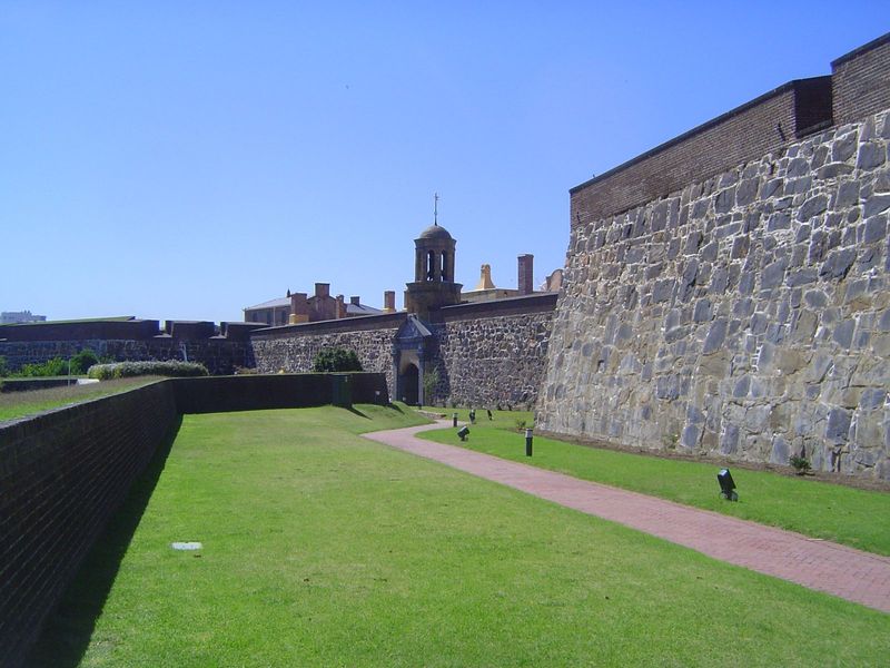 Moat to the left, battered wall to the right. For generations, local schoolchildren have had the founding of Cape Town in 1652 by Jan van Ri