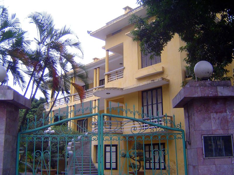 The neighborhood, called Bay Mau, from the nearby lake, developed in the 1920s and 30s as a result of the Hebrard plan and constitutes a gal