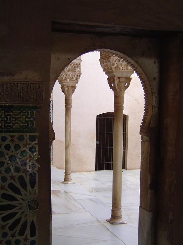 Entering the first of three courtyards, the Patio of the Cuarto Dorado or Golden Room. The tile here is closer to the Nazrid original and wa