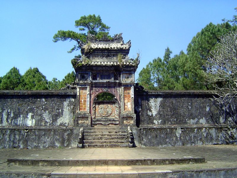 The gateway and the screen blocking the view of the tomb of the empress.