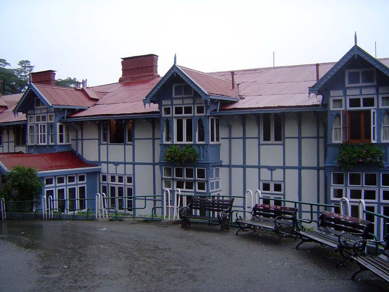 At the other end of the ridge is Clarke's Hotel, originally the Carlton, now part of the Oberoi chain though independently flagged.