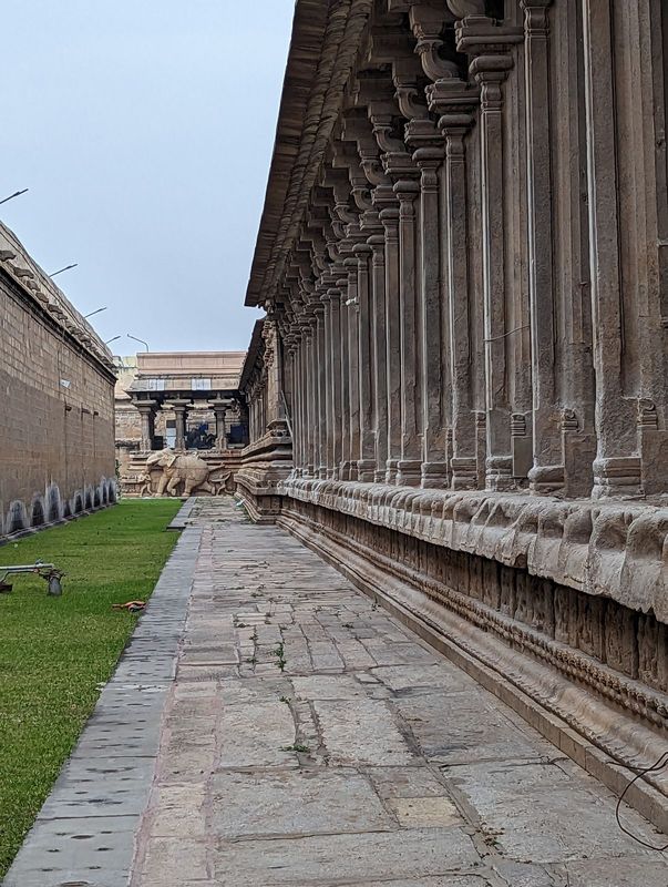 The same sandy courtyard is flanked by a "thousand-pillared" hall.   Fergusson, who liked to count, came up with a total of 953.  Nice eleph