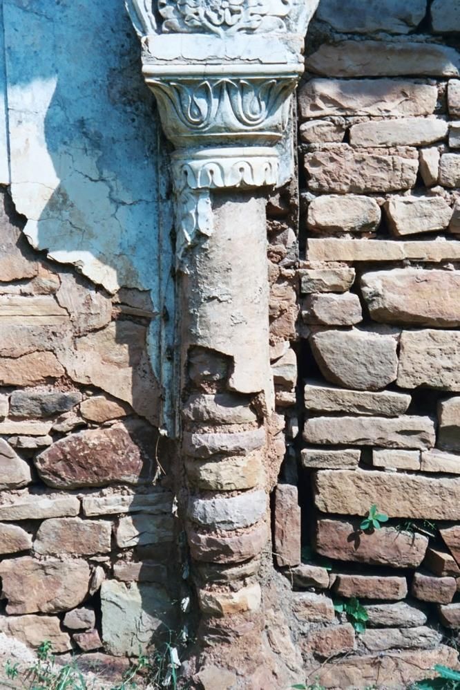 Detail showing degenerate construction methods: plastered discs instead of columnar stone.