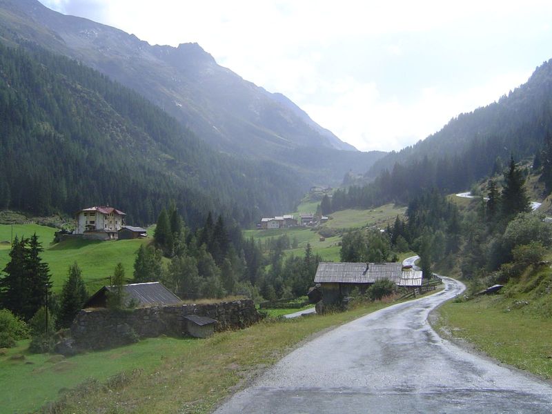Near Heiligkreuz. What kinds of accommodation do people here make?