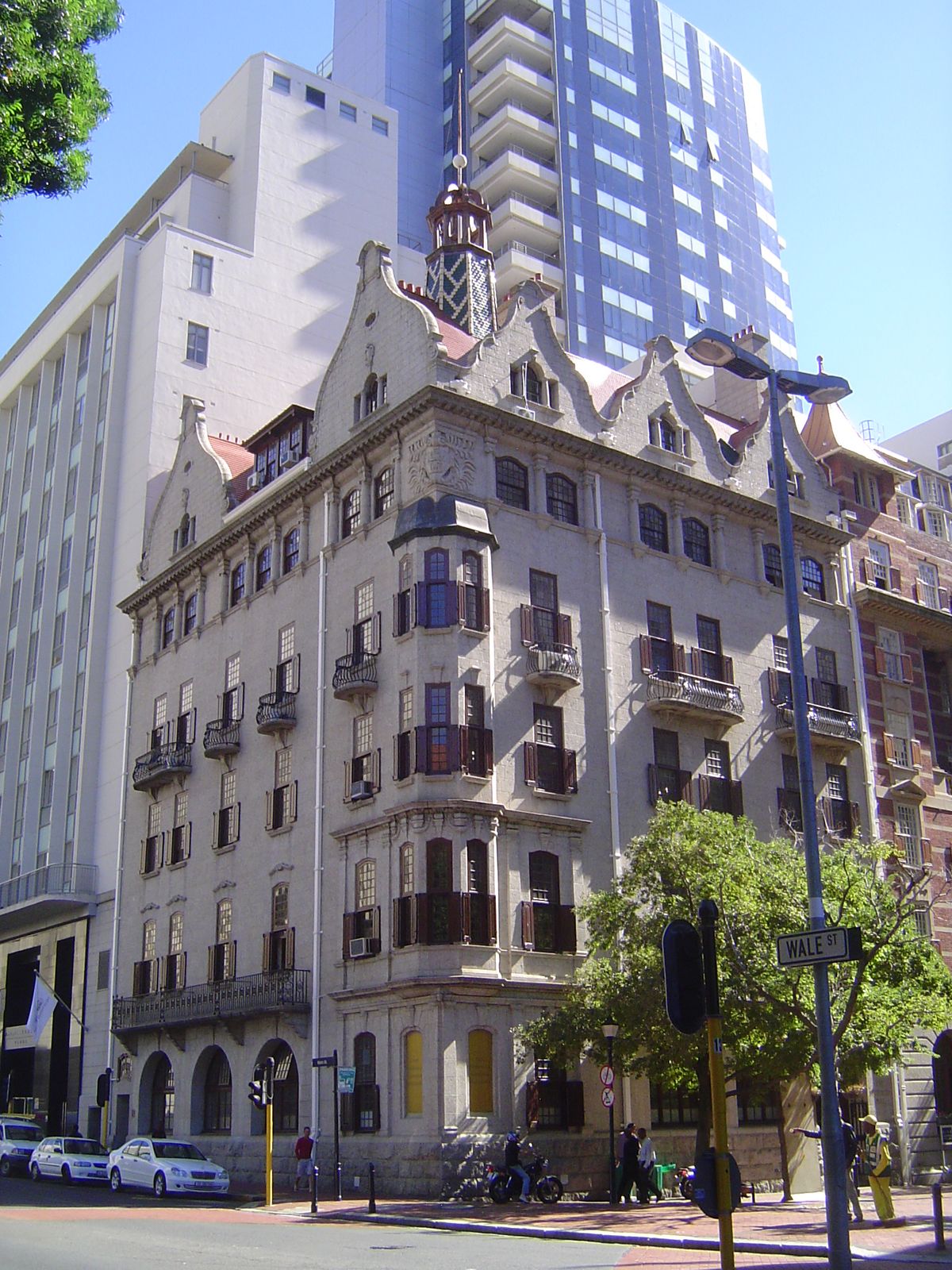 Here's the Rhodes Building, designed by Baker and built in 1902 for De Beers. It stands at the corner of a block-sized development called Ma