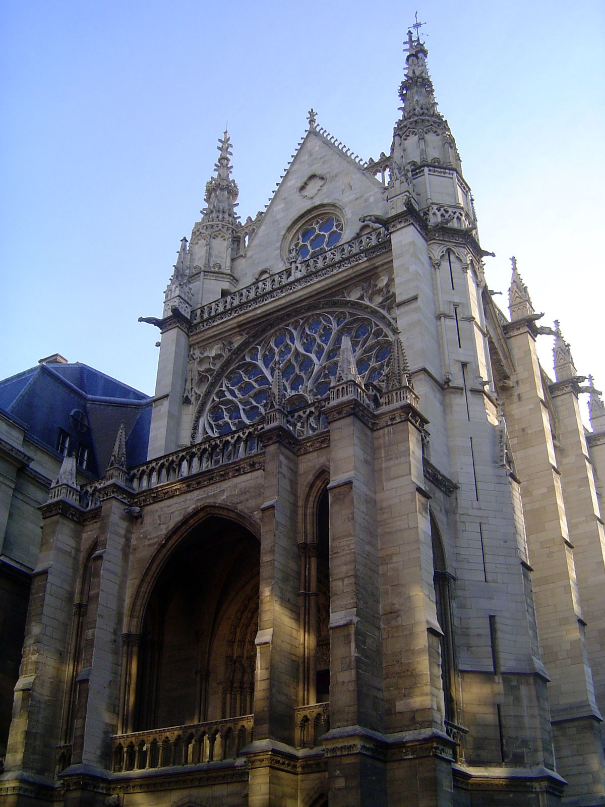 The balustrades and pinnacles, here on the west or entrance front, are also from the 19th century. The size of the rose window hints at what
