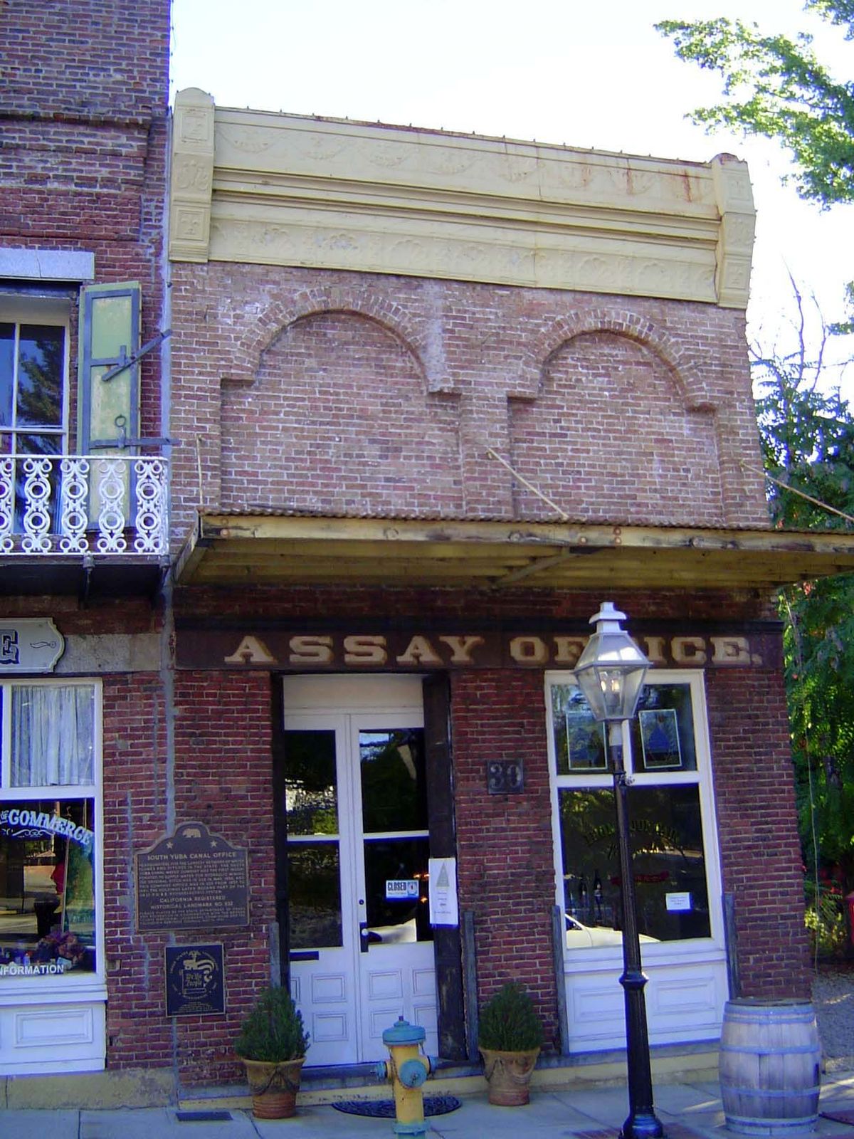 The miners developed an extensive network of water-supply canals. Here: the headquarters from 1857 to 1880 of the South Yuba Canal Company, 