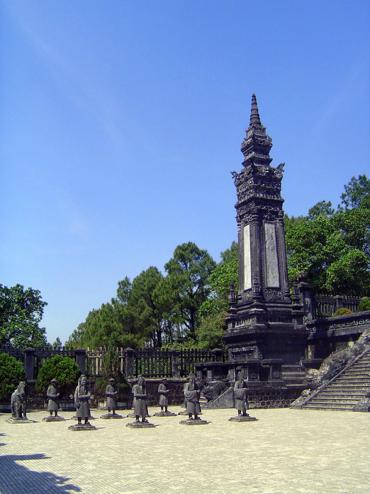 Obelisk and statues on the second platform.