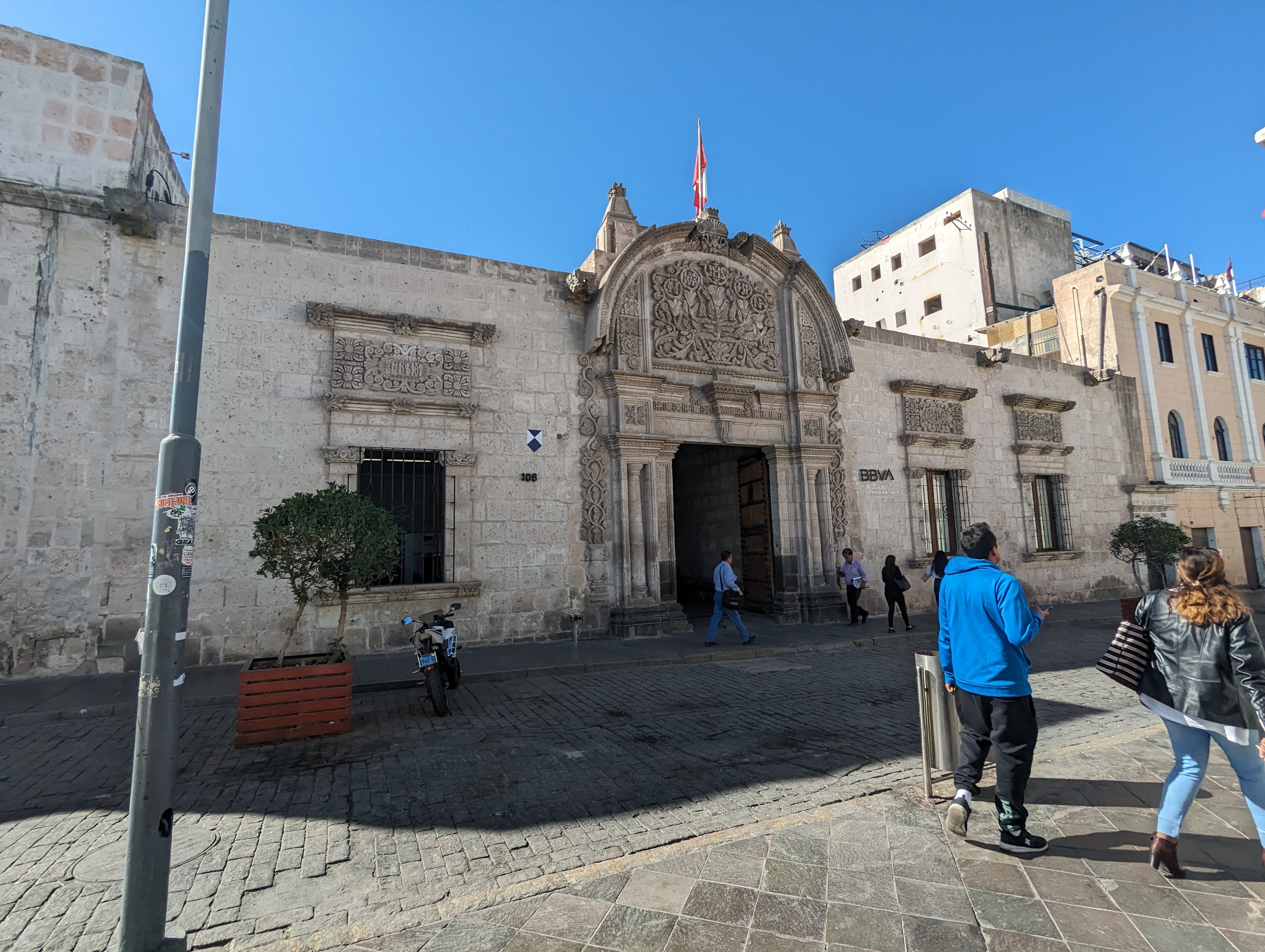 Another example.  It's the Tristan del Pozo mansion, later occupied by Comercial Ricketts, the Argentine consulate, and now by a bank.