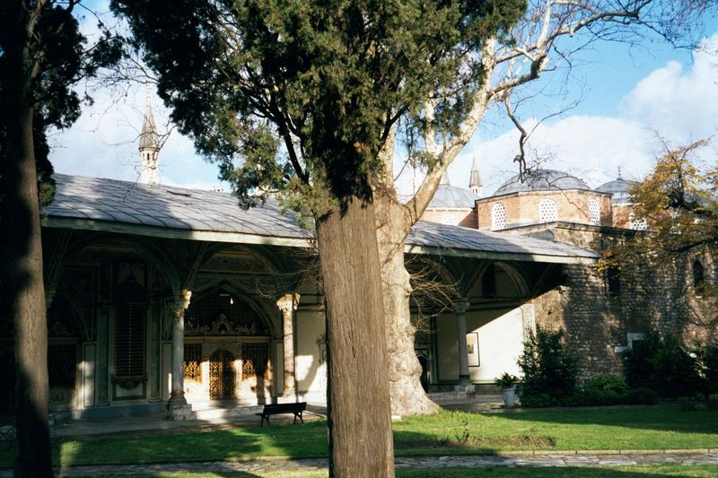 Through the second gate and on the left: the Divan Salonu, or Imperial Council hall. The domes in the background are part of the harem.