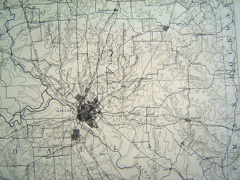 This topo sheet from about 1900 shows a ring of towns surrounding Dallas: clockwise they include Richardson, Garland, Mesquite, and up at ab