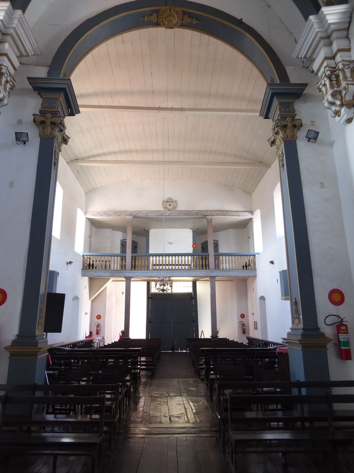 It's another reminder that no Minas church has any marble; there was none to be had in the mountains here, and importing it from Portugal wa