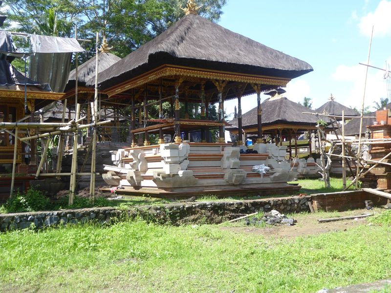 Wijaya complains that "since the Balinasi programme of architectural atrocity 1975-95, when all public buildings had to have 5% brick and pa