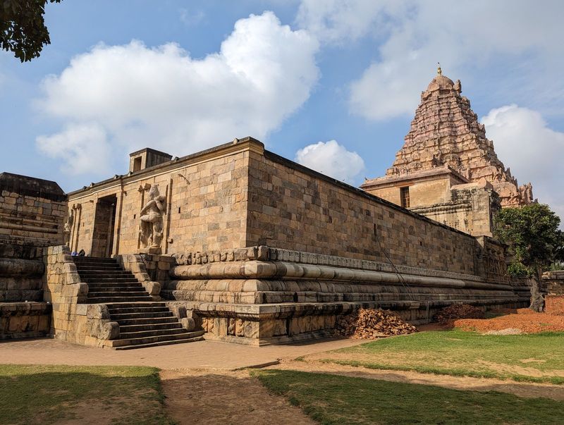 F

For all that attention to detail, the huge anteroom or mahamandapam presents a wall to the world.