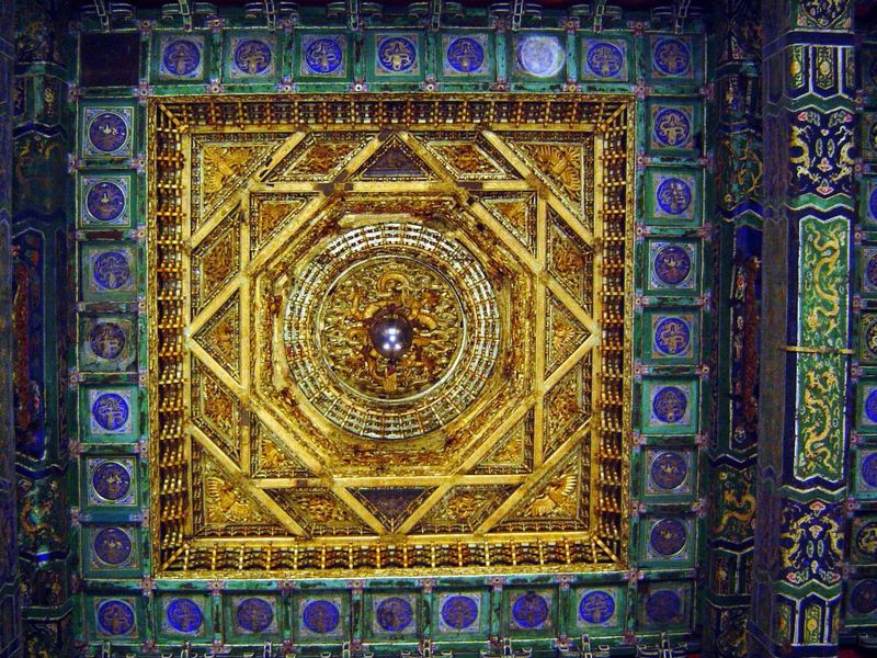 Inside the hall, there is a caisson ceiling, a type reserved for the most important buildings of the Forbidden City. Layers of brackets prod