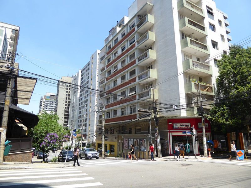 We've stepped off the Avenue Paulista and gone one block south to Alameda Santos. Land use has shifted from offices to residential, but the 