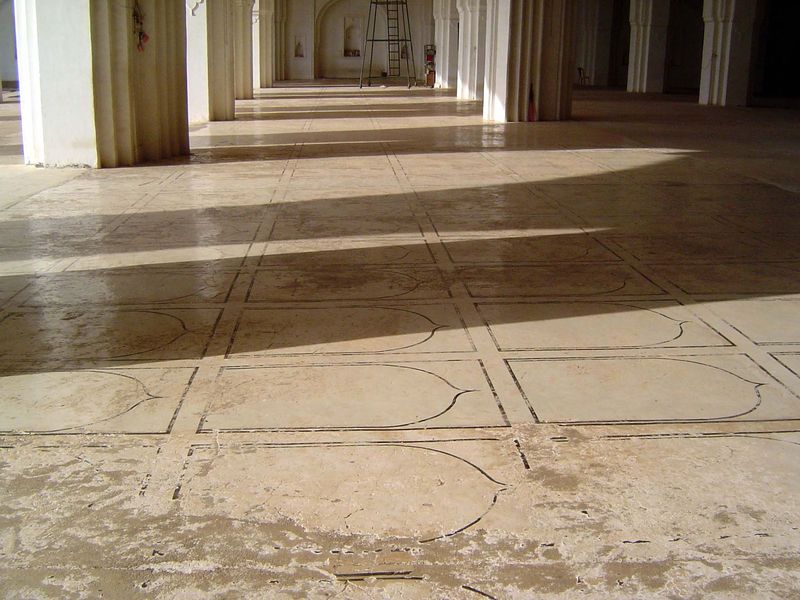 The floor of the prayer hall has 2250 prayer spaces. The floor was originally covered with velvet prayer carpets, or musallahs. They were re