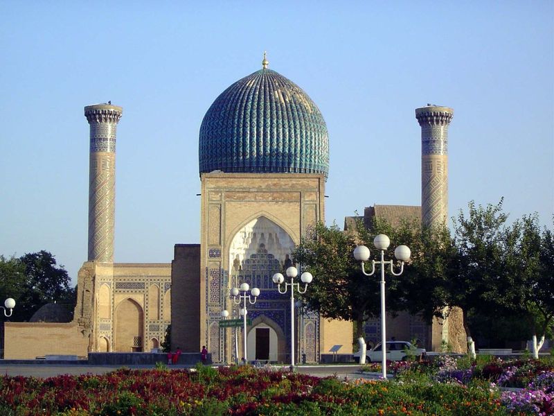 Photographs from 1900 show the dome intact but the pishtaq rising only to the arch; the right minaret is gone, and the left one is truncated