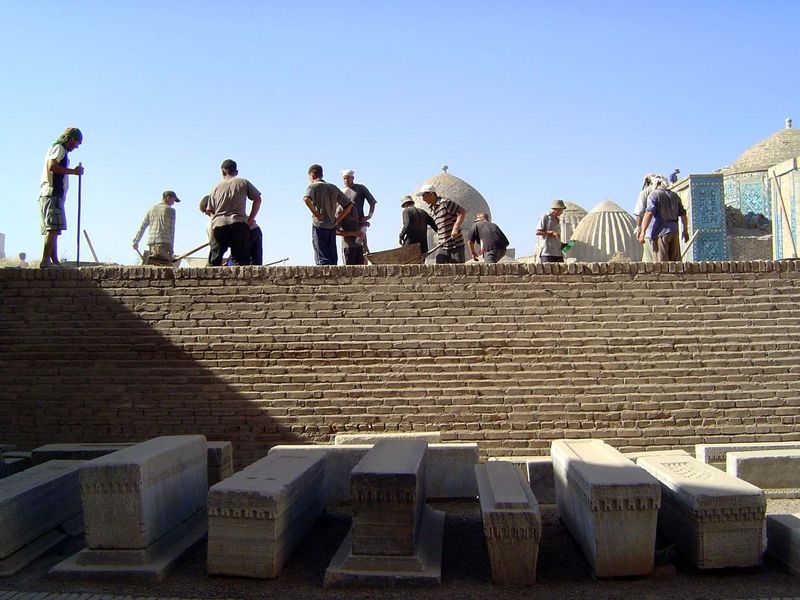 It's hard to figure out what's going on, though obviously there's no shortage of tombstones.