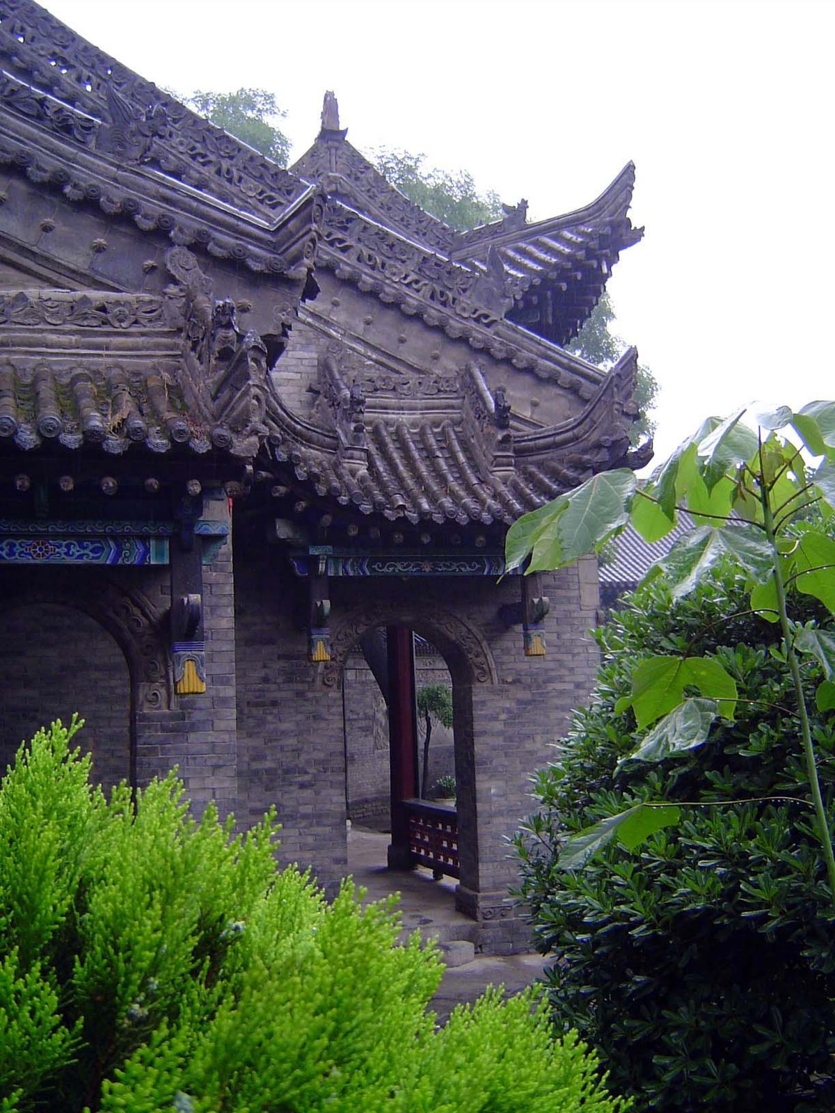 Need a breath of air? We've gone slightly northwest of the Drum Tower to the Huajuexiang mosque. It was built in 1392 during the Ming Dynast