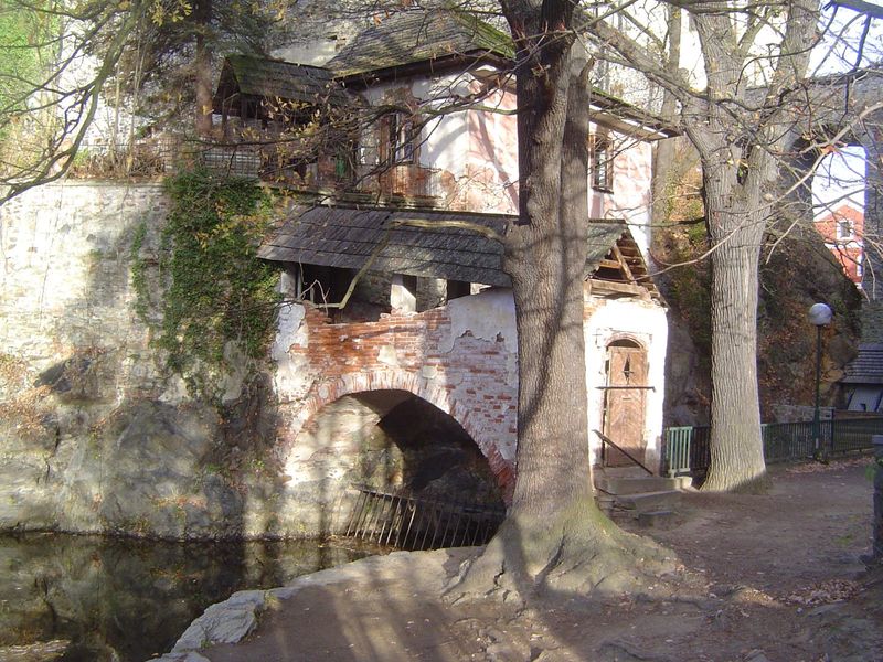 Want something a bit less dolled up? Here we are down at the water level at the neck of the meander. A cranny to explore.