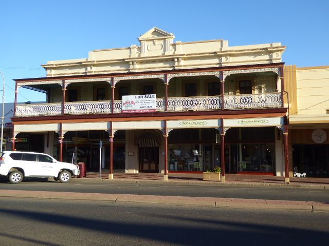 The Royal hotel, from 1890, lost its veranda for a while but got a new one in 2002. The ground floor was converted to shops in the 1940s, bu