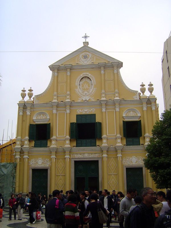 In a couple of minutes we arrive at Saint Dominic's church, founded in 1587 by three priests from Acapulco. Small world, no? They were part 