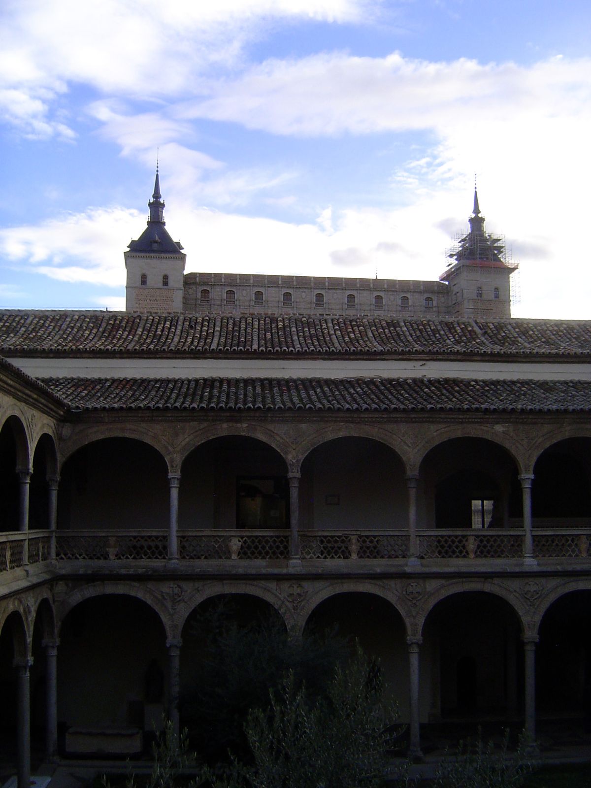The Alcázar rises behind it.