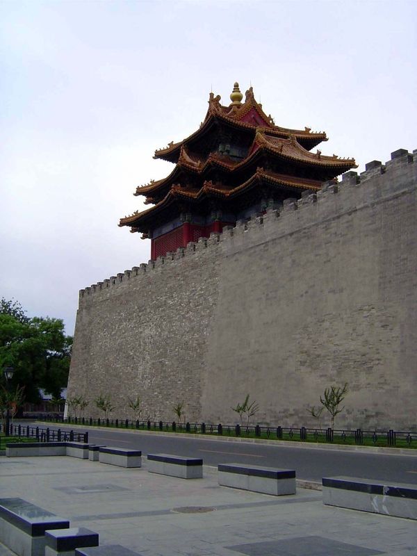 Officials working in the Forbidden C ity used to enter not along the great axis but by crossing the eastern side of the moat and using the E