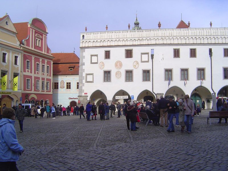 Until 1960, the town's main bus stop was here in the square. With the development of heritage tourism, the buses were evicted.