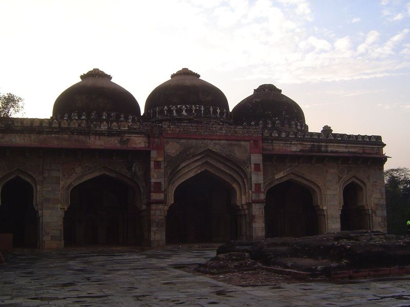 The west side of the U contains the Mosque of the Bara Gumbad. Its internal ornament has drawn rave reviews for a long time.