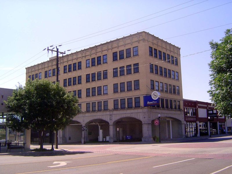 The Magnolia Petroleum Building of 1919. A gas station operated in the alcove until 1960. Despite the impressive lineup of car dealers on Br