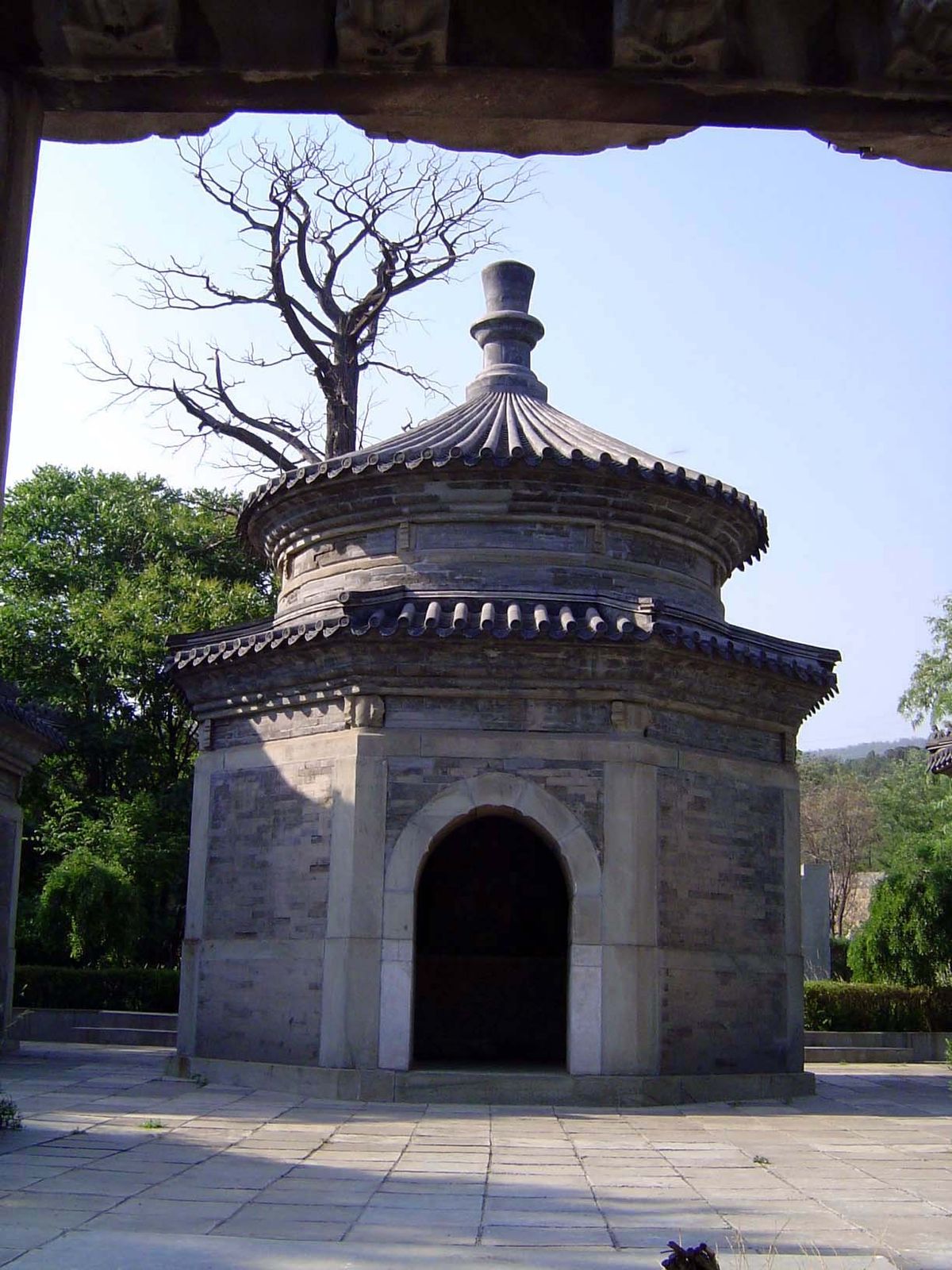 The stele pavilion, with double eaves under a pommel.